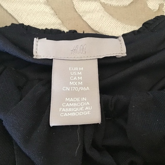 BLACK GATHERED TOP by H&M size medium, lined, drapes beautifully - Picture 7 of 7